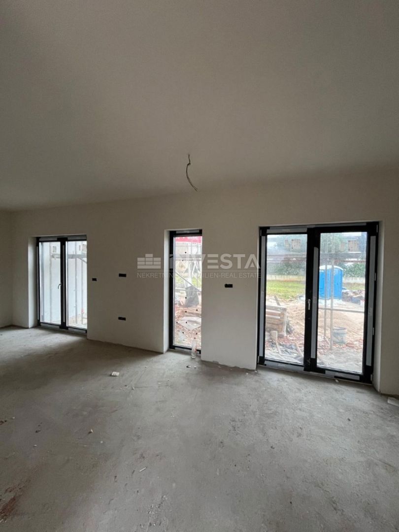 Premantura, novozgrajeni stanovi z vrtom, blizu centra in morja