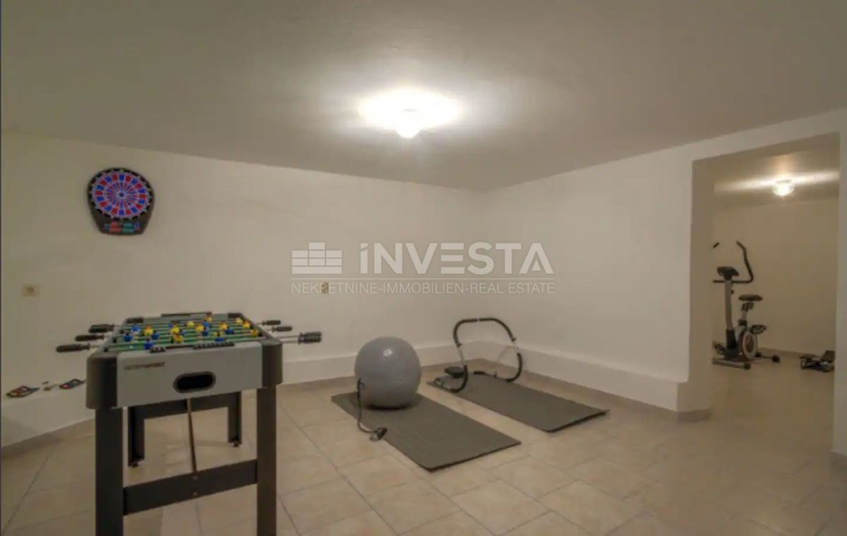 Pula, kakovostna družinska hiša 220m2 s bazenom