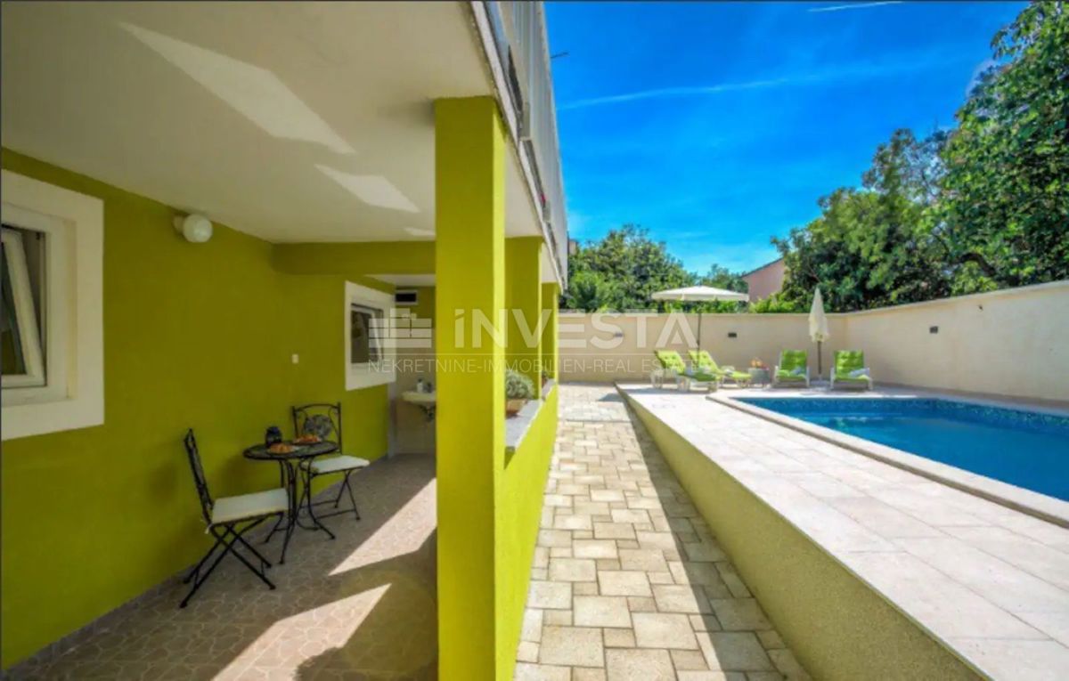 Pula, kakovostna družinska hiša 220m2 s bazenom