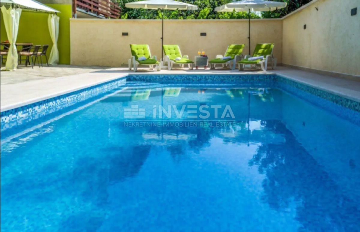 Pula, kakovostna družinska hiša 220m2 s bazenom