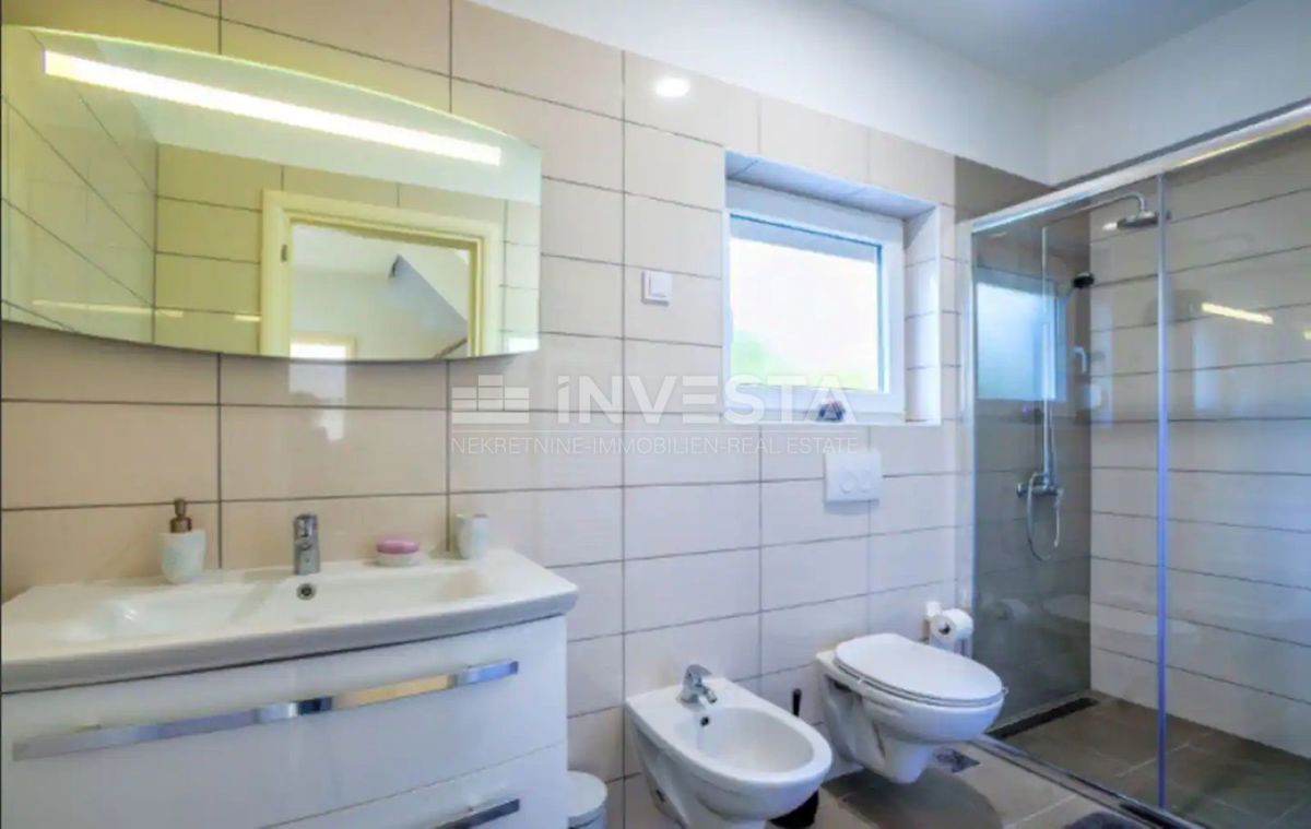 Pula, kakovostna družinska hiša 220m2 s bazenom