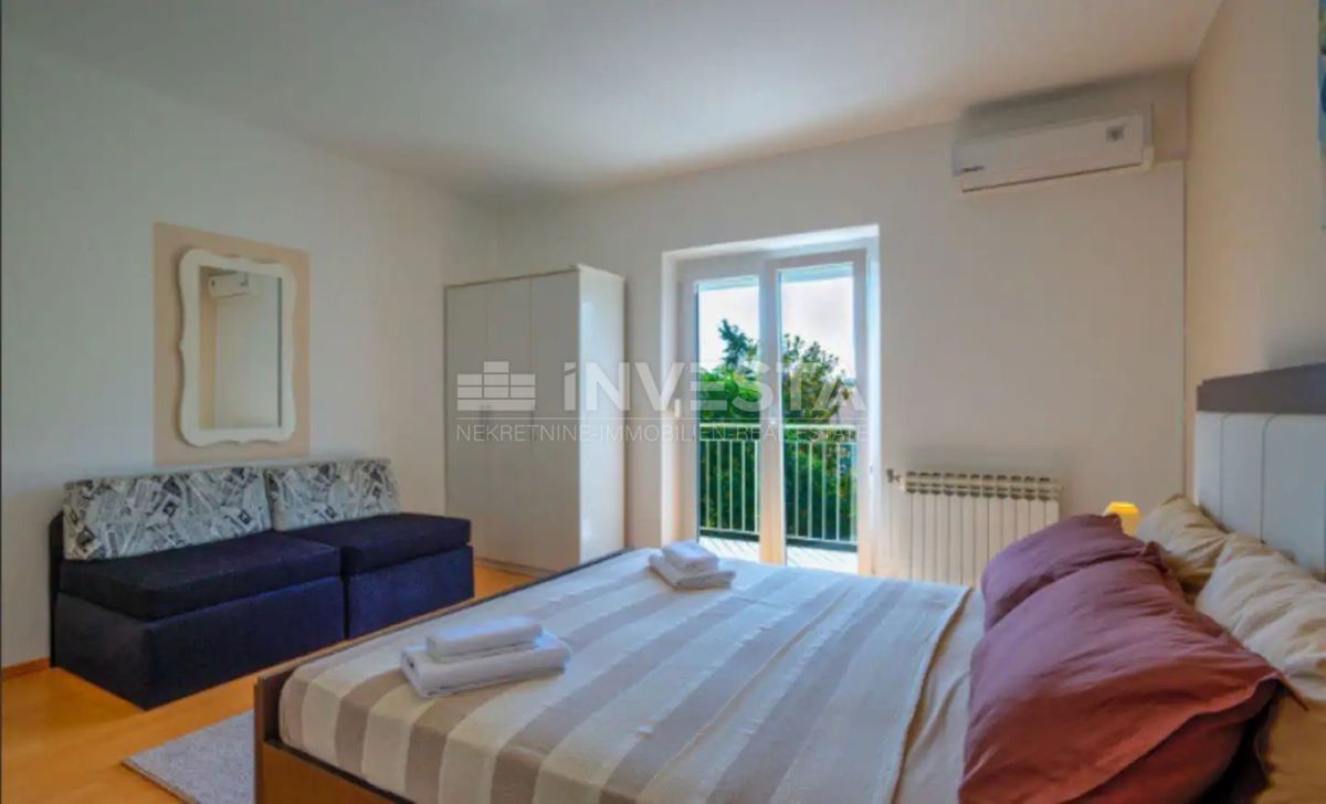 Pula, kakovostna družinska hiša 220m2 s bazenom