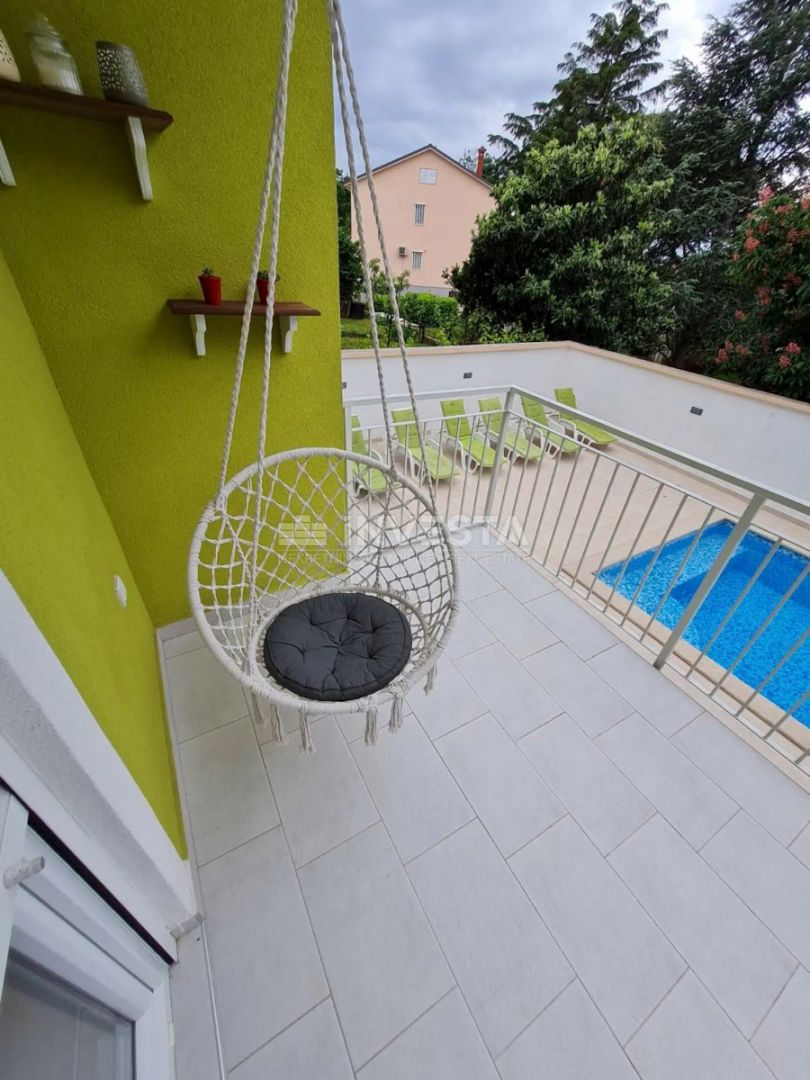Pula, kakovostna družinska hiša 220m2 s bazenom