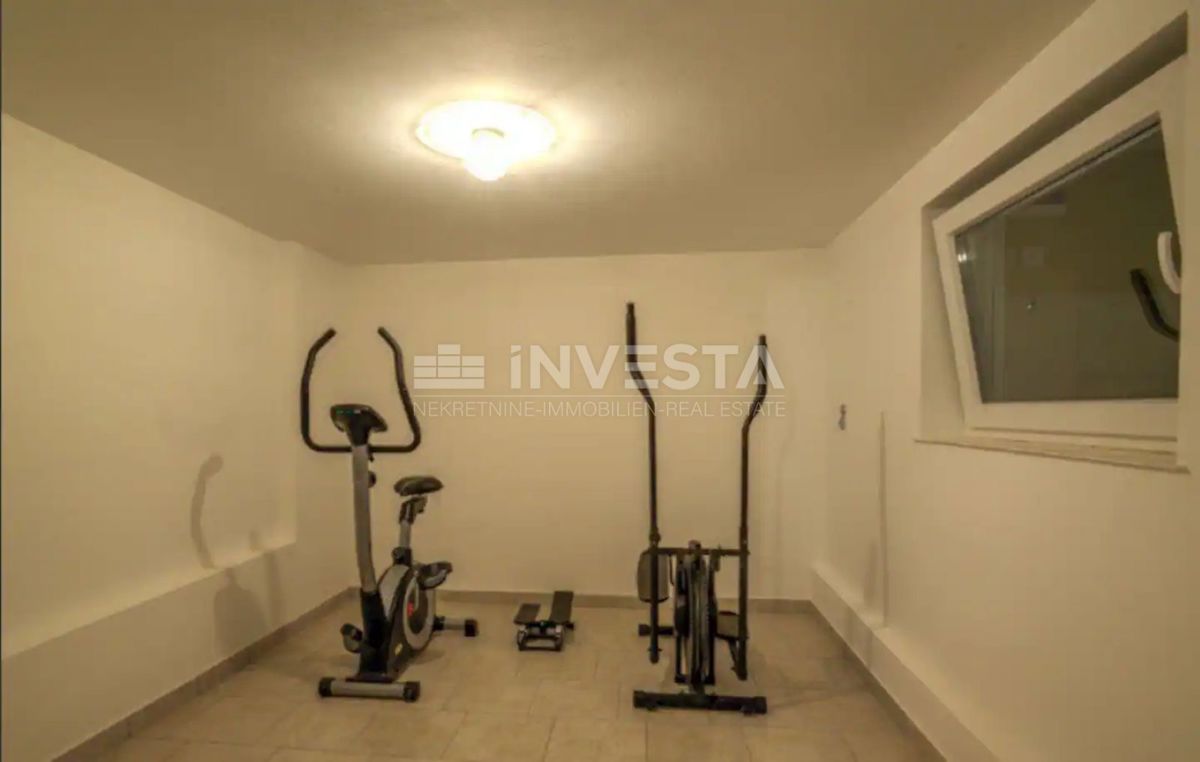 Pula, kakovostna družinska hiša 220m2 s bazenom