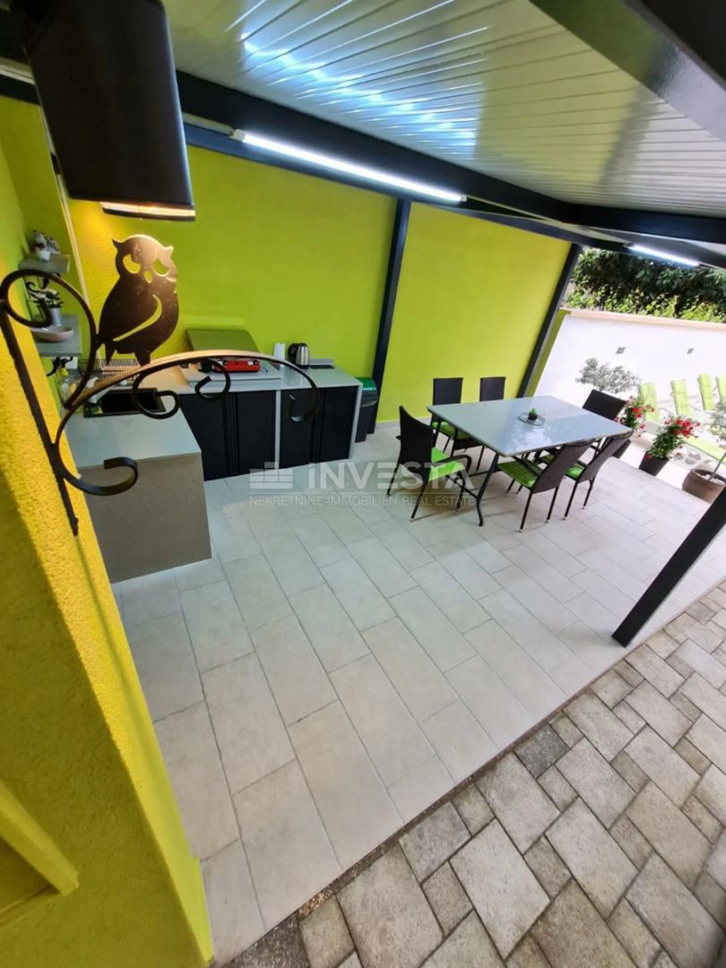Pula, kakovostna družinska hiša 220m2 s bazenom