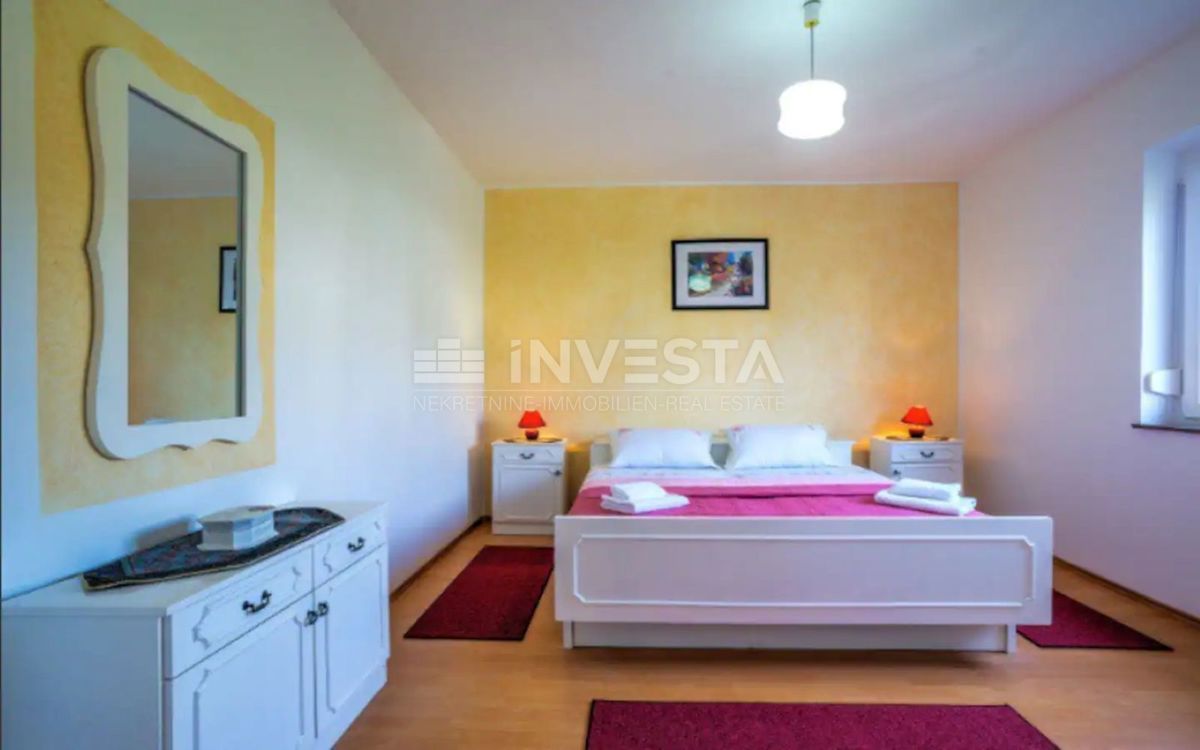 Pula, kakovostna družinska hiša 220m2 s bazenom
