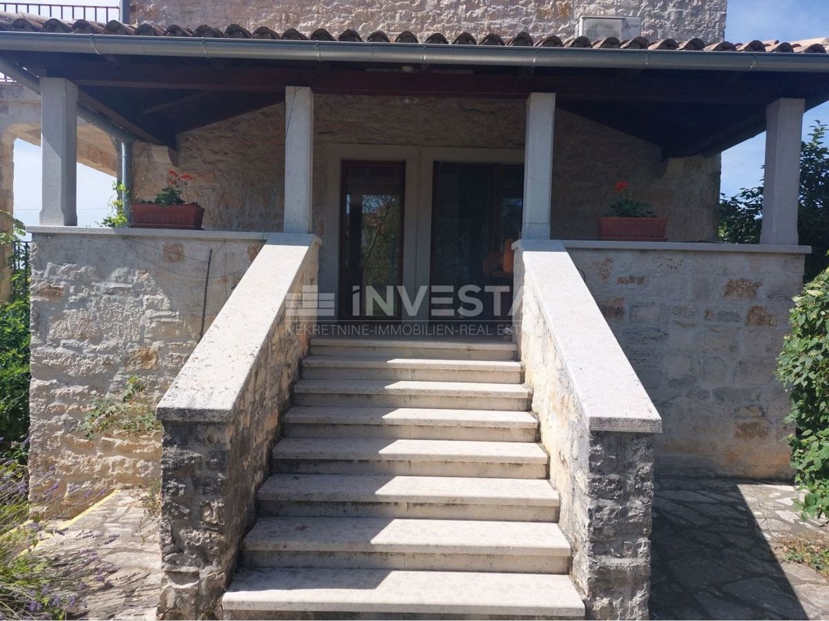 Okolica Poreča, avtohtona istrska počitniška hiša, prostoren vrt