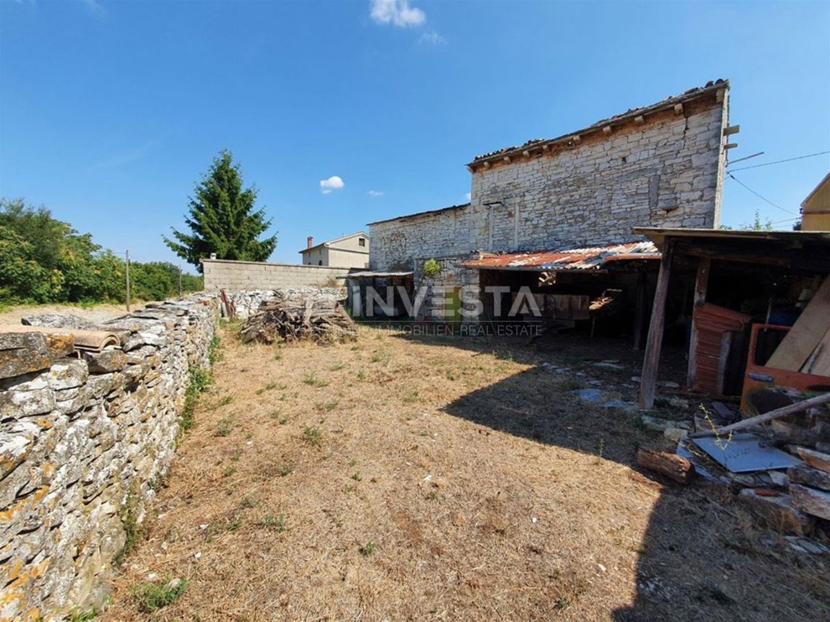 Svetvinčenat - kamnita istrska hiša z ograjenim dvoriščem