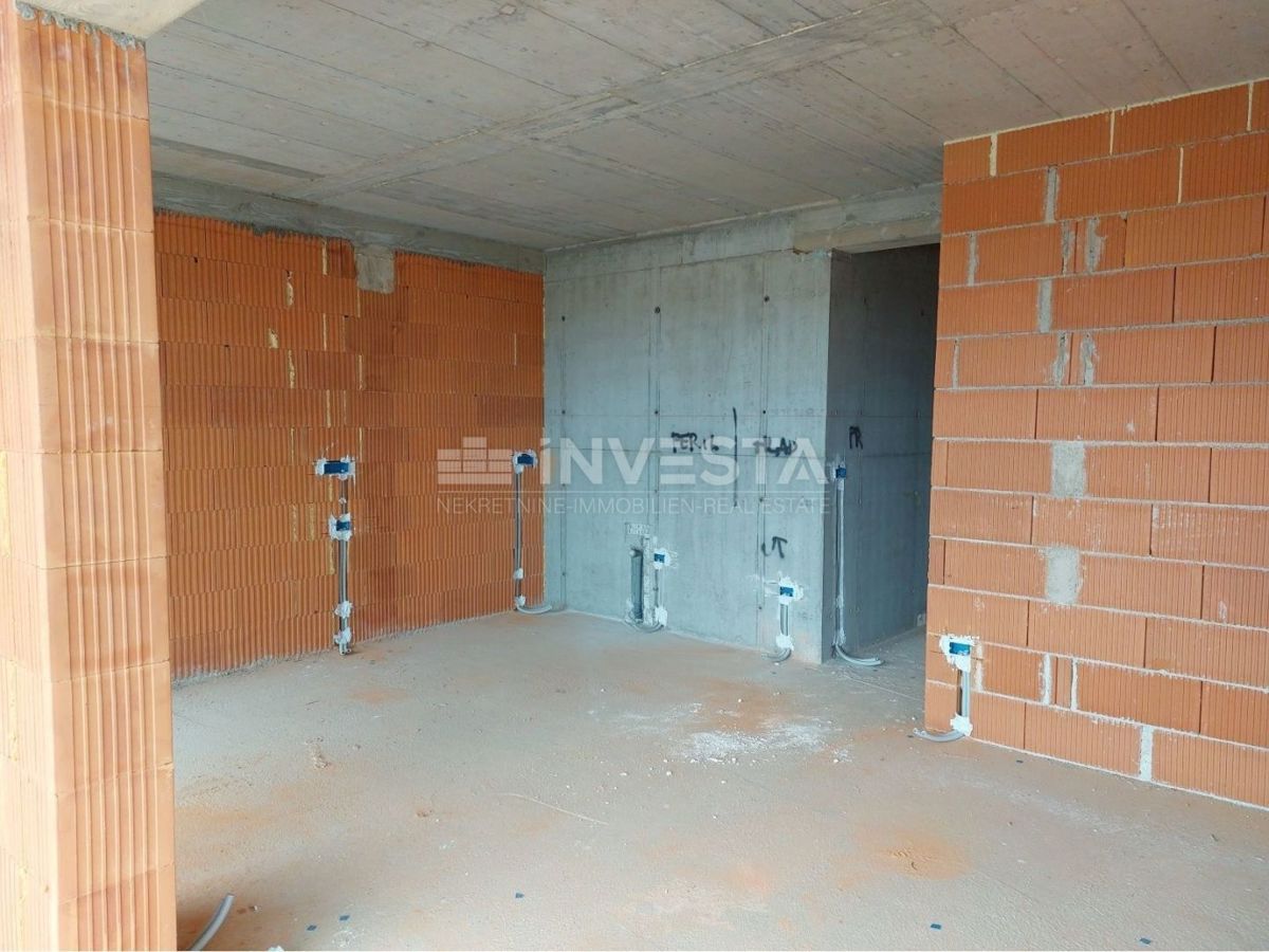 Poreč, prostorno stanovanje v 1. nadstropju novogradnje, 3 sobe