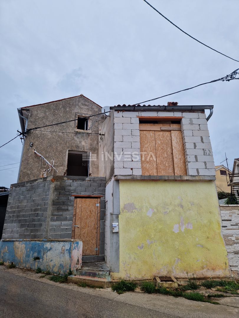 Ližnjan, hiša 85 m2 v fazi prenove