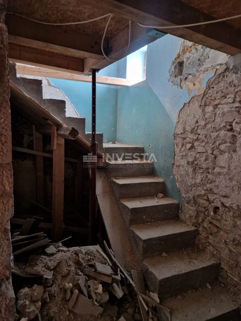 Ližnjan, hiša 85 m2 v fazi prenove