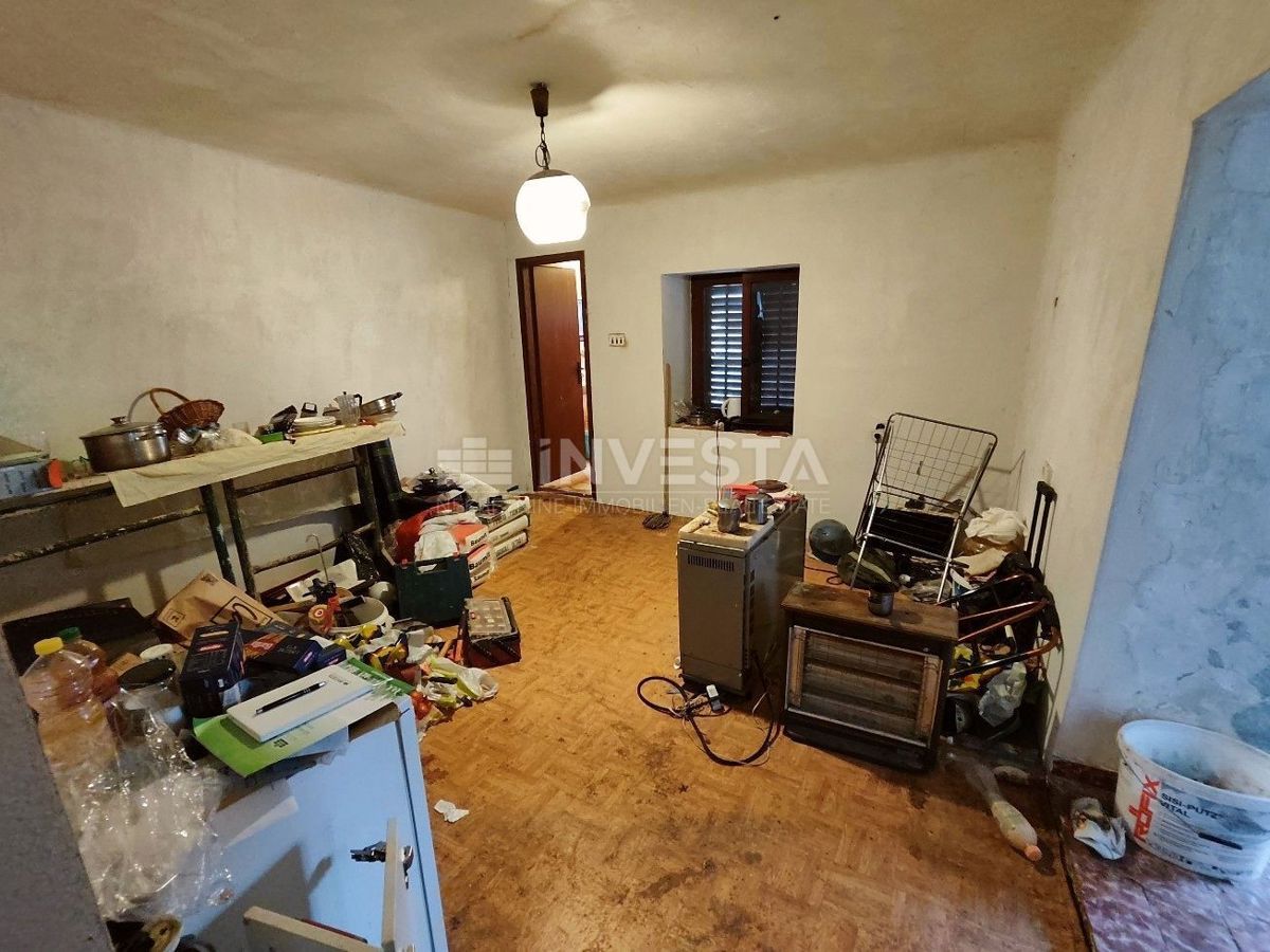 Pula, Šijana, stanovanje za obnovo 39 m2 s 128 m2 dvorišča