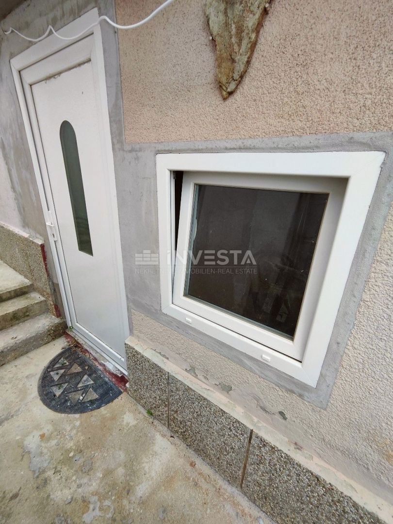 Pula, Šijana, stanovanje za obnovo 39 m2 s 128 m2 dvorišča