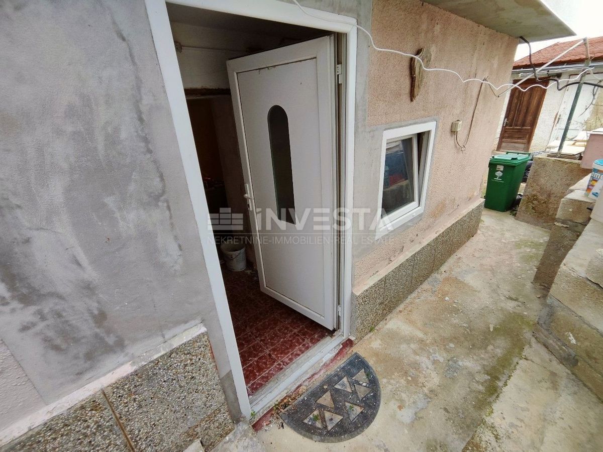 Pula, Šijana, stanovanje za obnovo 39 m2 s 128 m2 dvorišča