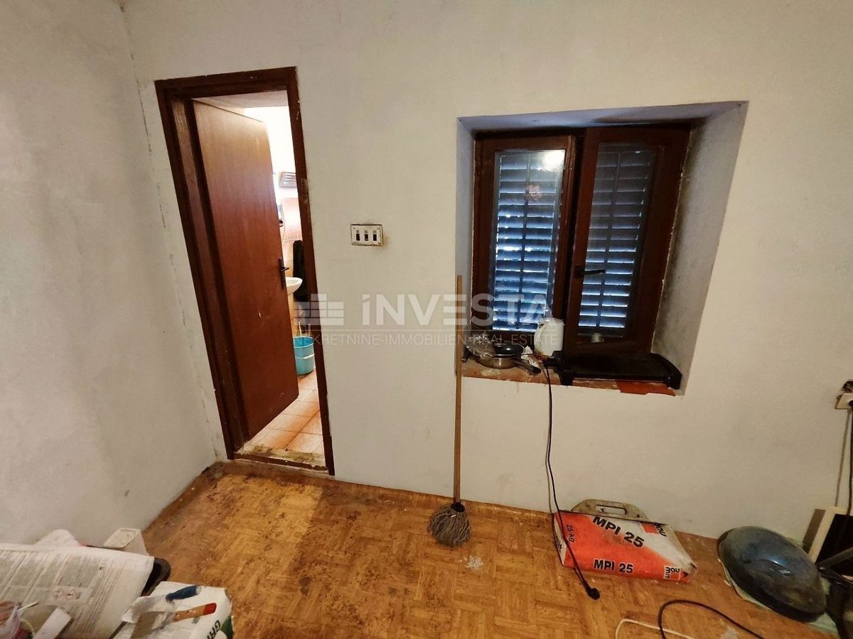 Pula, Šijana, stanovanje za obnovo 39 m2 s 128 m2 dvorišča