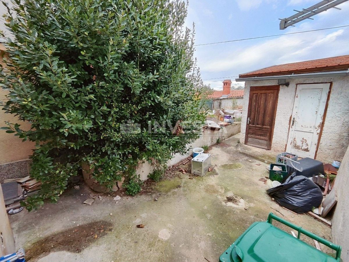 Pula, Šijana, stanovanje za obnovo 39 m2 s 128 m2 dvorišča