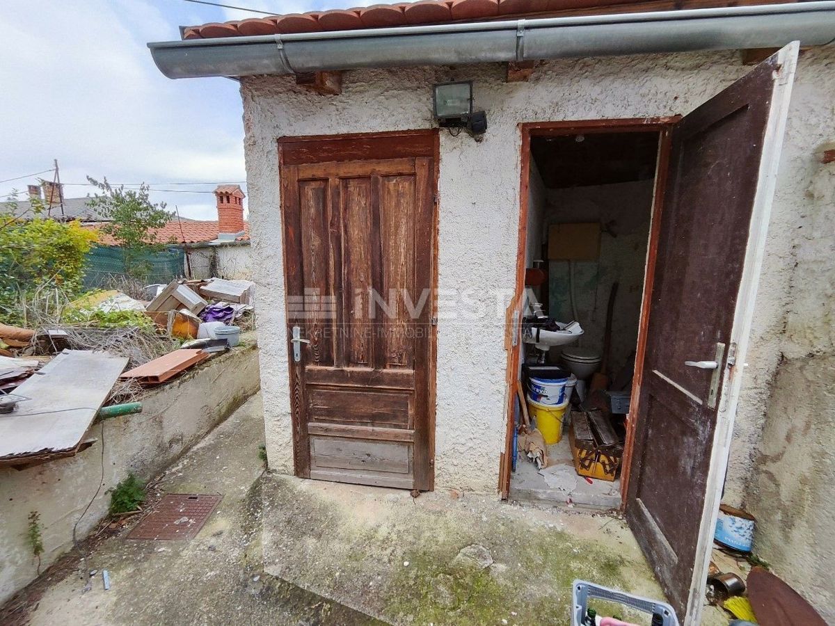 Pula, Šijana, stanovanje za obnovo 39 m2 s 128 m2 dvorišča