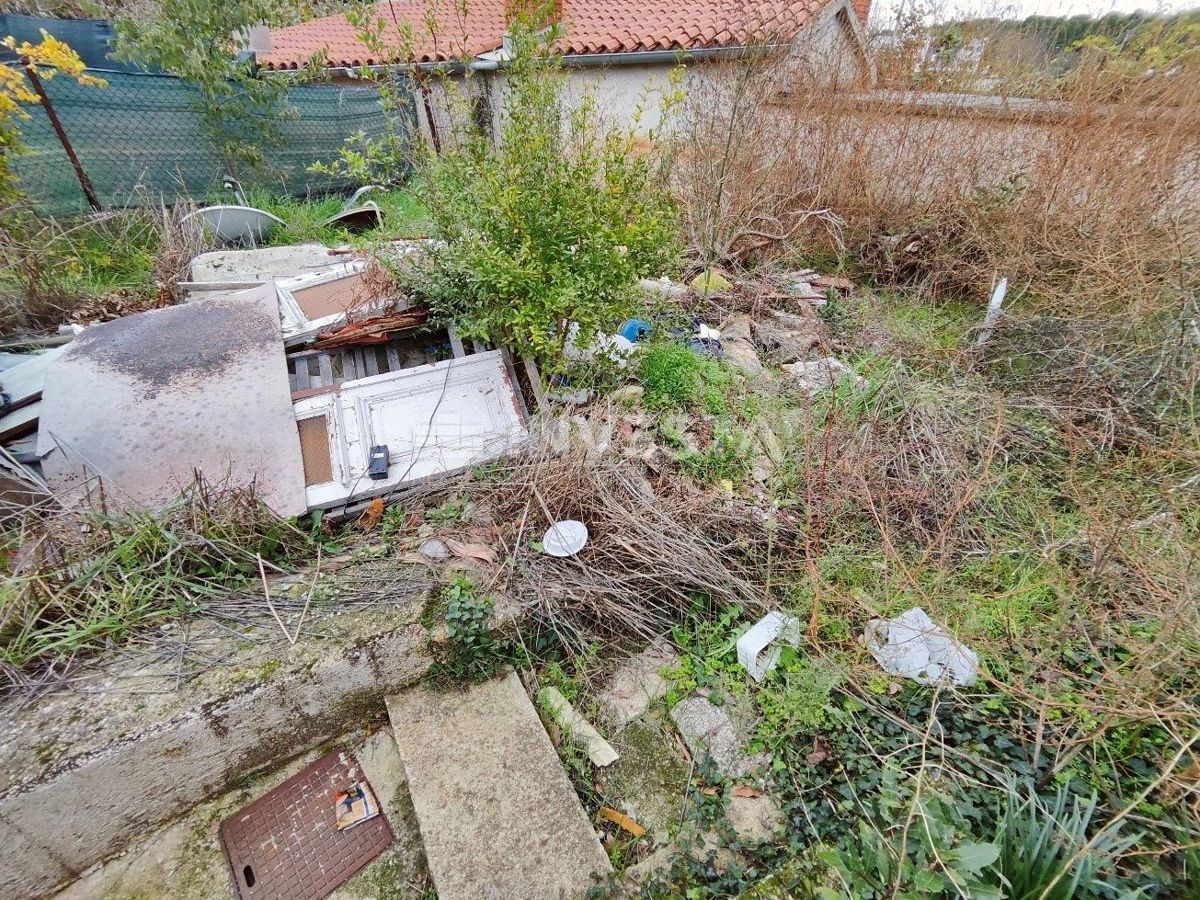 Pula, Šijana, stanovanje za obnovo 39 m2 s 128 m2 dvorišča