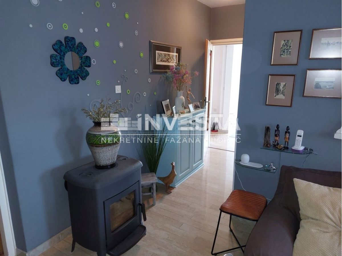 Poreč, prostorna hiša na odlični lokaciji s pogledom na morje, 3 apartmaji