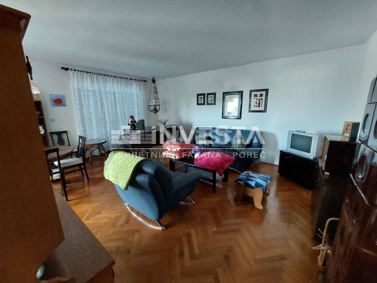 Poreč, prostorna hiša na odlični lokaciji s pogledom na morje, 3 apartmaji