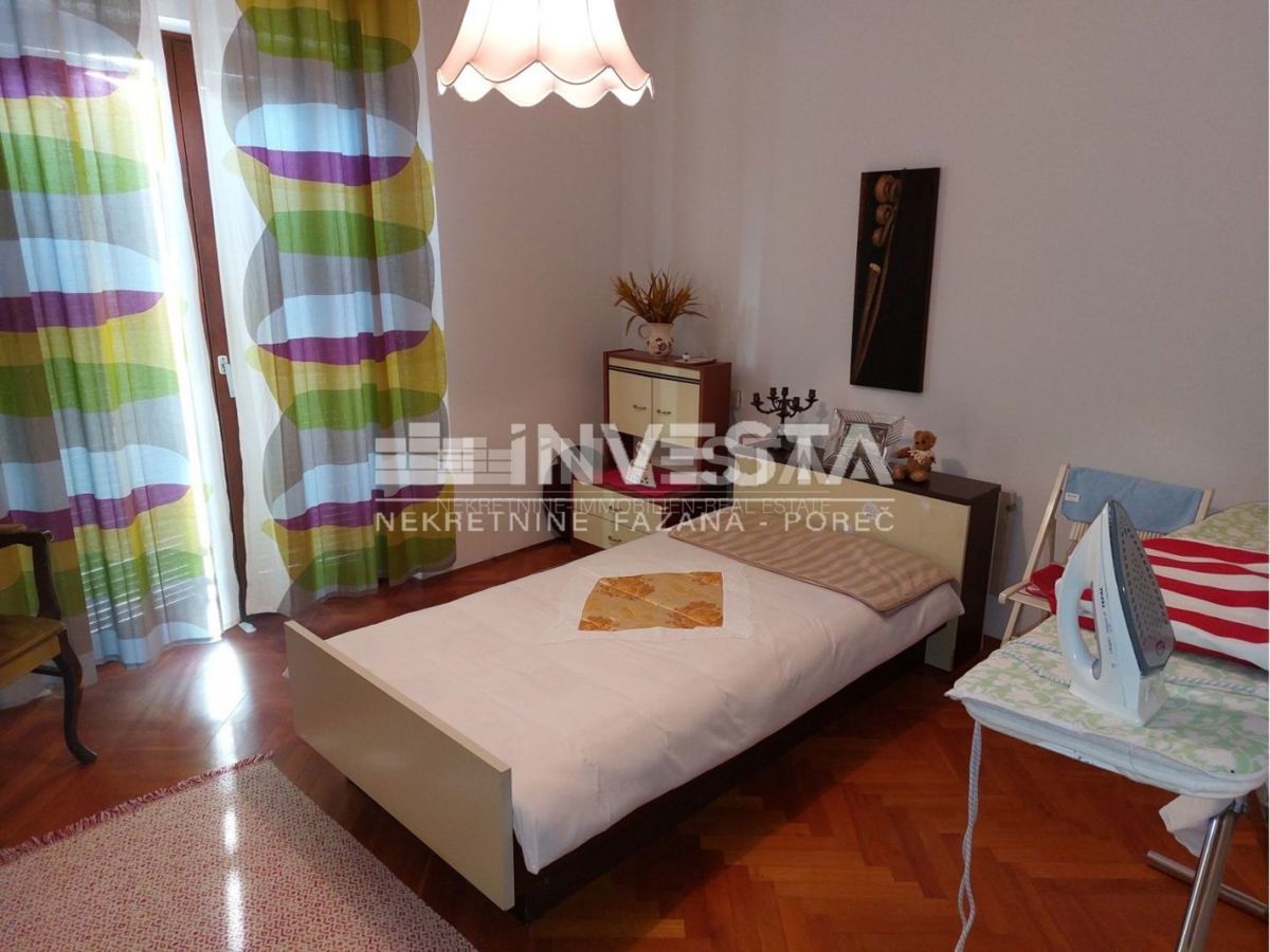 Poreč, prostorna hiša na odlični lokaciji s pogledom na morje, 3 apartmaji