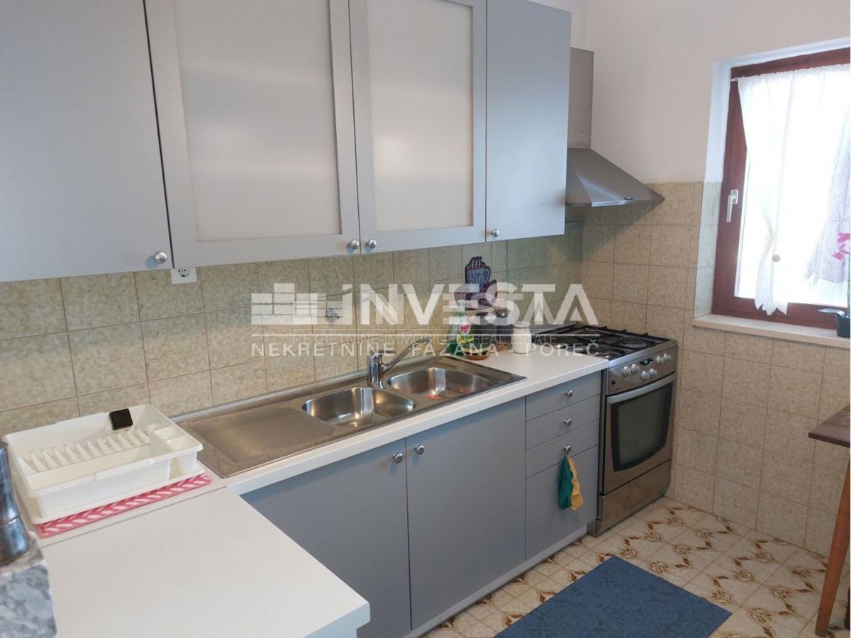 Poreč, prostorna hiša na odlični lokaciji s pogledom na morje, 3 apartmaji