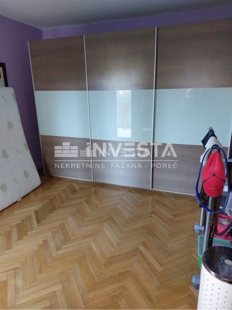 Poreč, prostorna hiša na odlični lokaciji s pogledom na morje, 3 apartmaji
