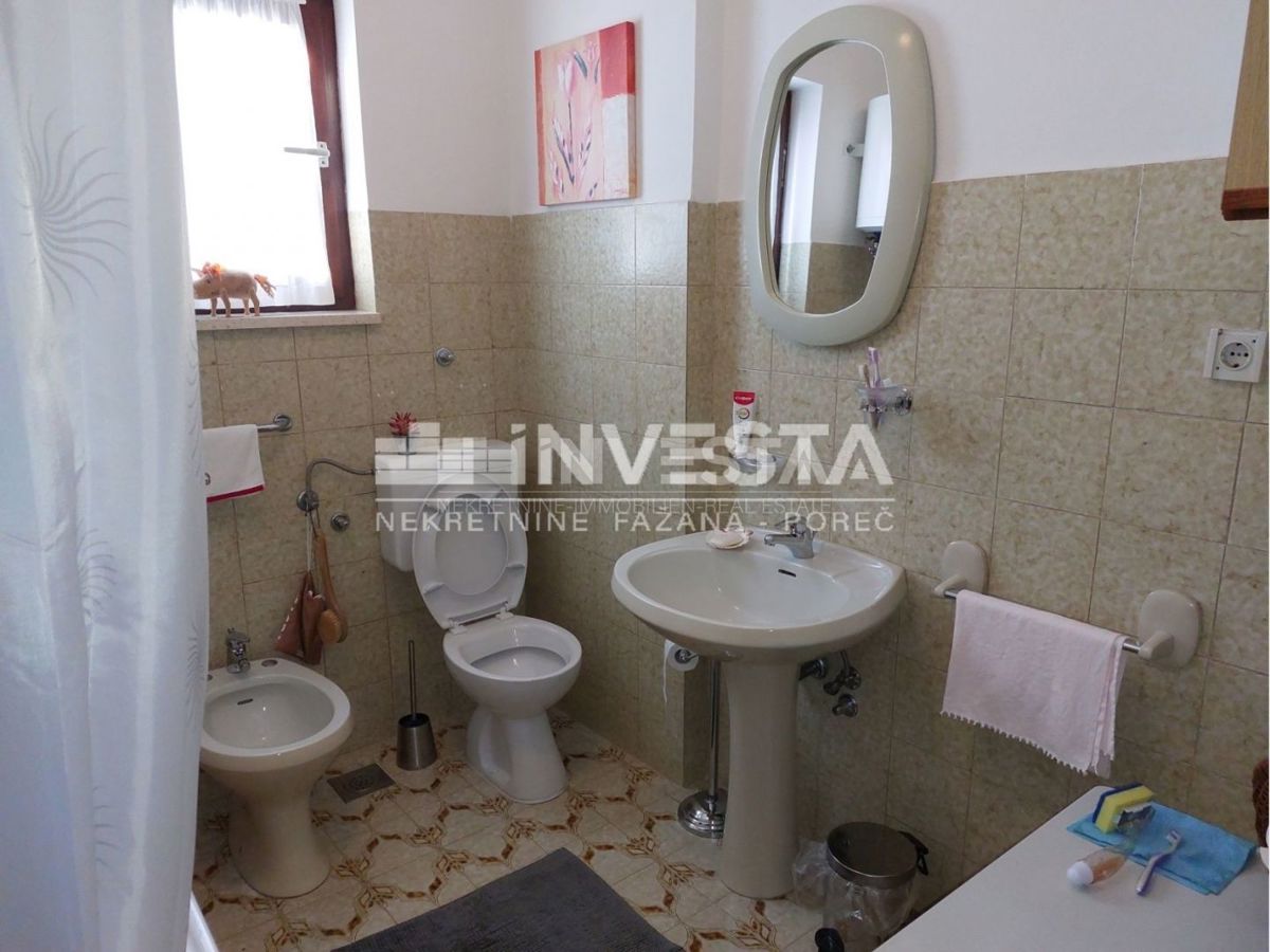 Poreč, prostorna hiša na odlični lokaciji s pogledom na morje, 3 apartmaji