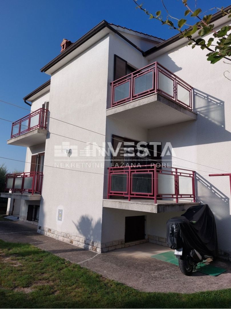 Poreč, prostorna hiša na odlični lokaciji s pogledom na morje, 3 apartmaji