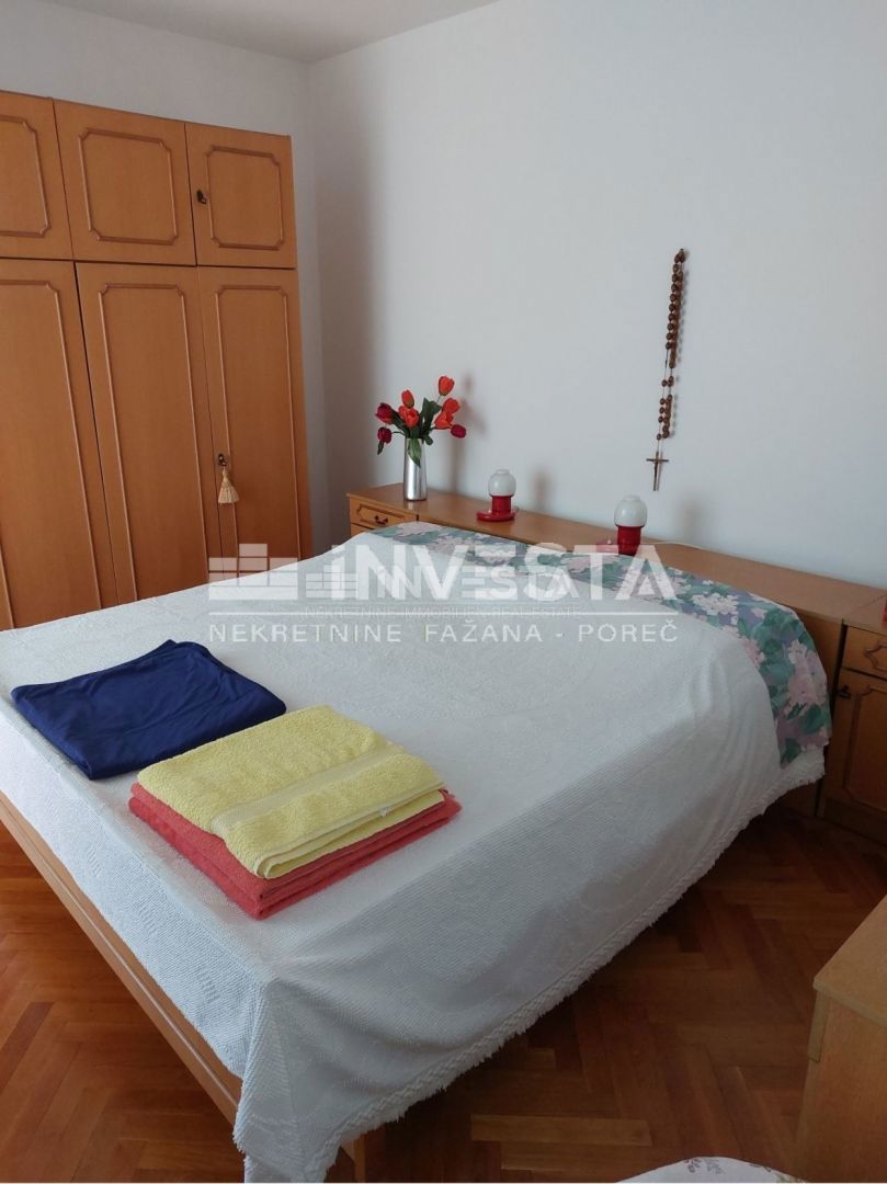 Poreč, prostorna hiša na odlični lokaciji s pogledom na morje, 3 apartmaji