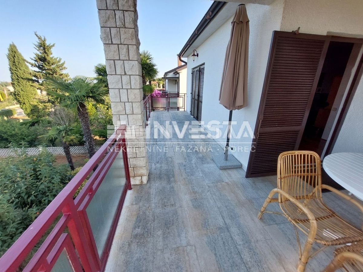 Poreč, prostorna hiša na odlični lokaciji s pogledom na morje, 3 apartmaji
