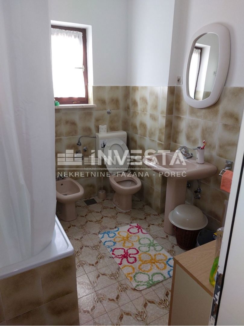 Poreč, prostorna hiša na odlični lokaciji s pogledom na morje, 3 apartmaji