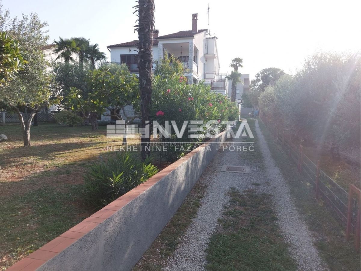 Poreč, prostorna hiša na odlični lokaciji s pogledom na morje, 3 apartmaji
