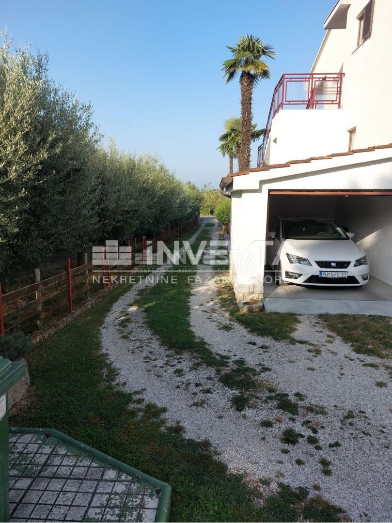 Poreč, prostorna hiša na odlični lokaciji s pogledom na morje, 3 apartmaji