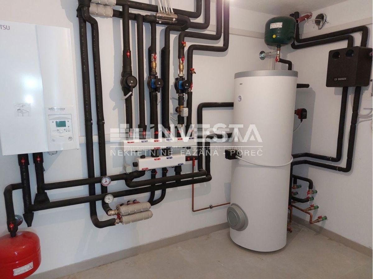 Okolica Poreča, moderno opremljena vila dvojček z bazenom, novogradnja