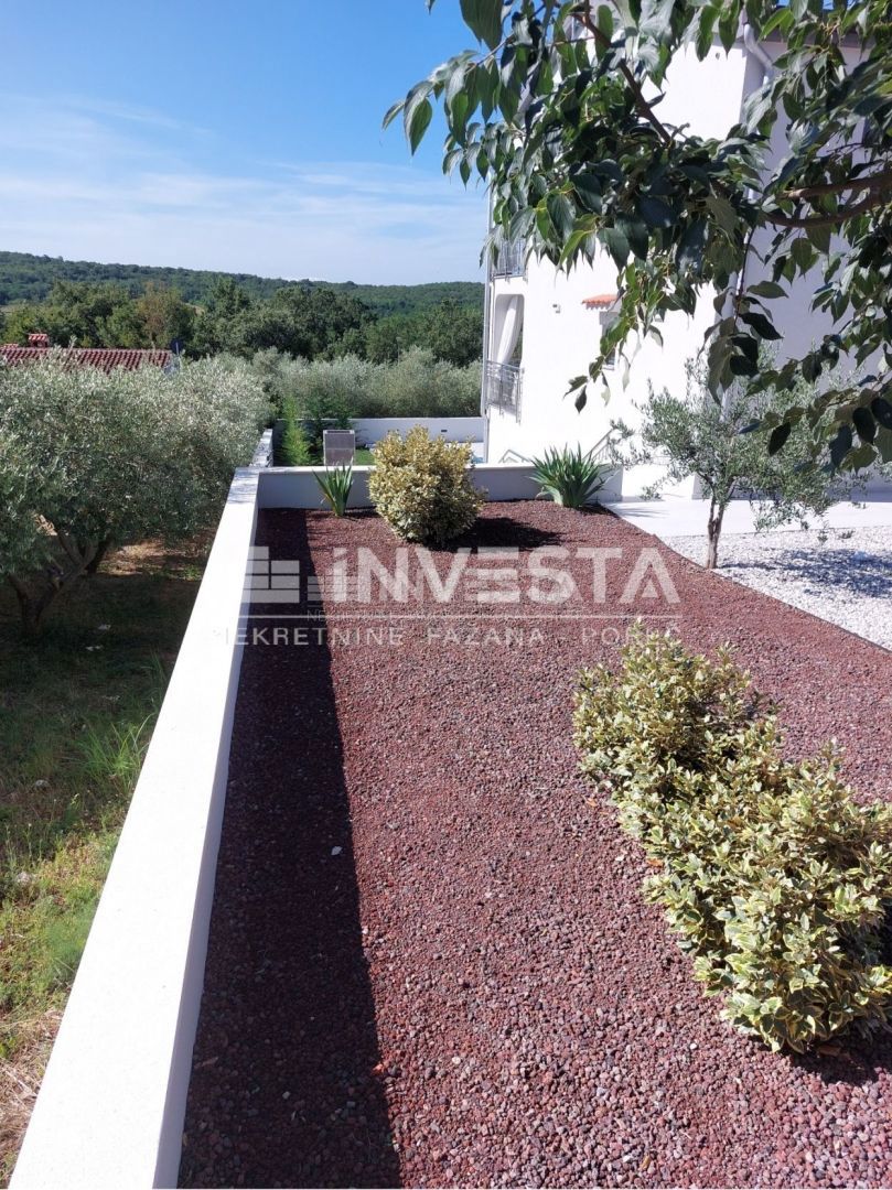 Okolica Poreča, moderno opremljena vila dvojček z bazenom, novogradnja