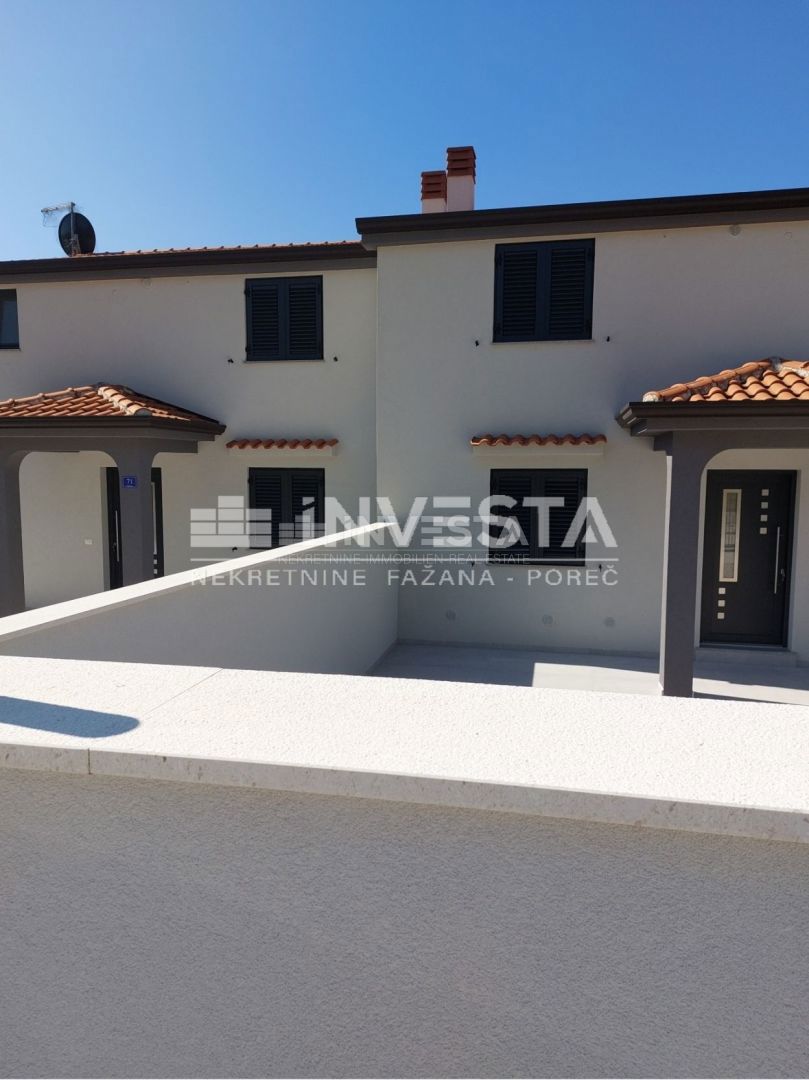Okolica Poreča, moderno opremljena vila dvojček z bazenom, novogradnja