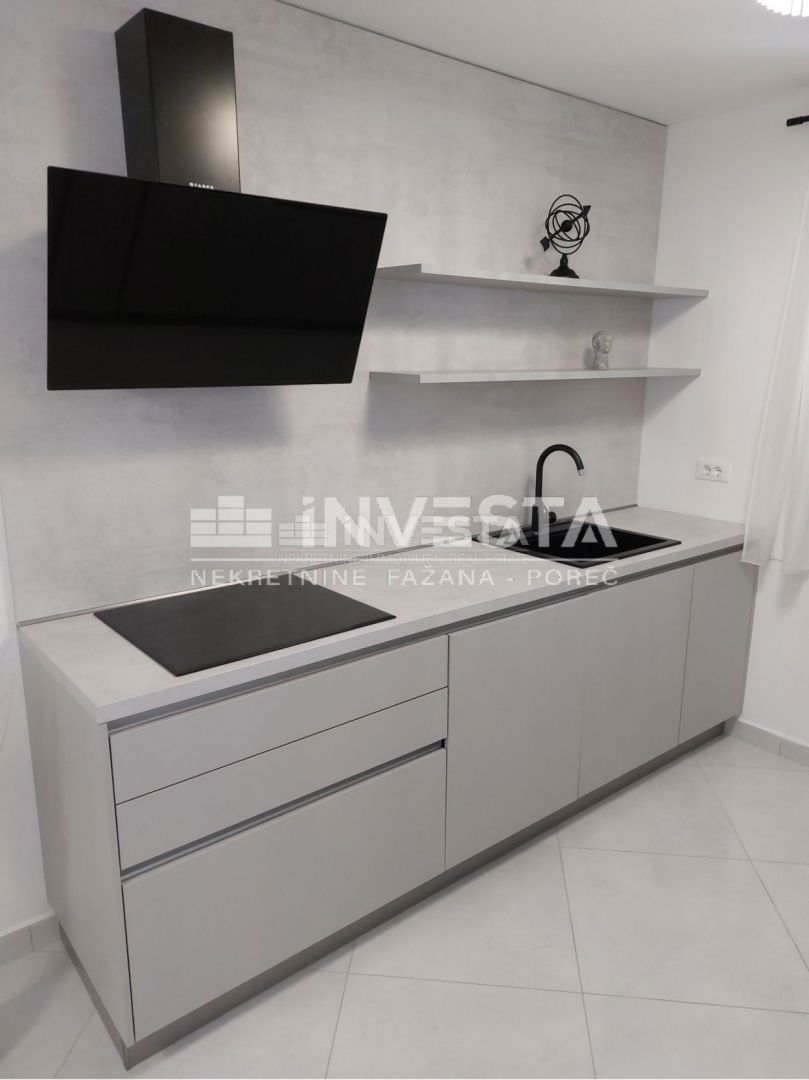 Okolica Poreča, moderno opremljena vila dvojček z bazenom, novogradnja