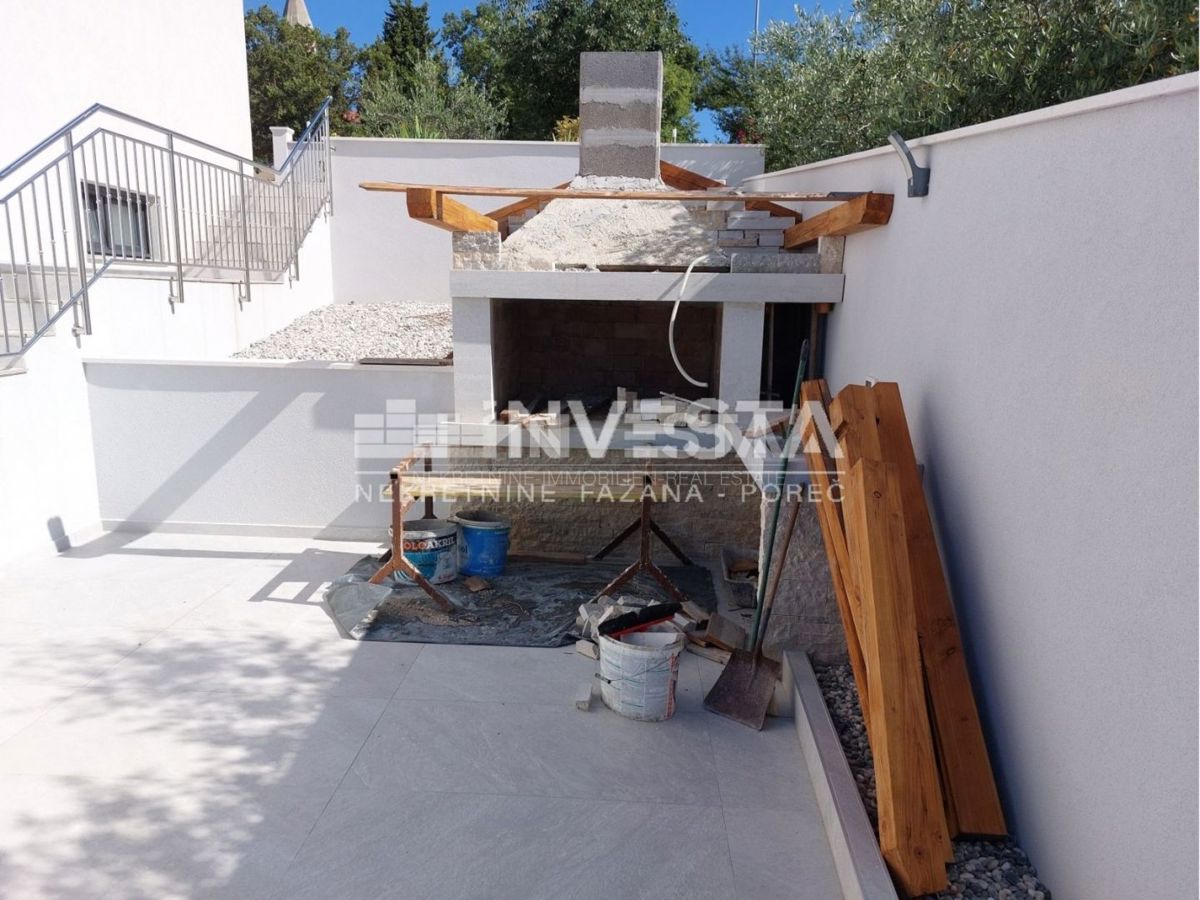 Okolica Poreča, moderno opremljena vila dvojček z bazenom, novogradnja