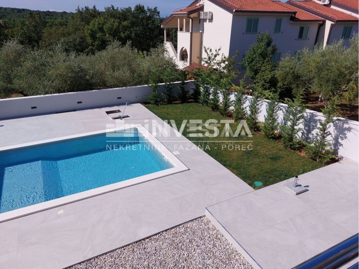 Okolica Poreča, moderno opremljena vila dvojček z bazenom, novogradnja