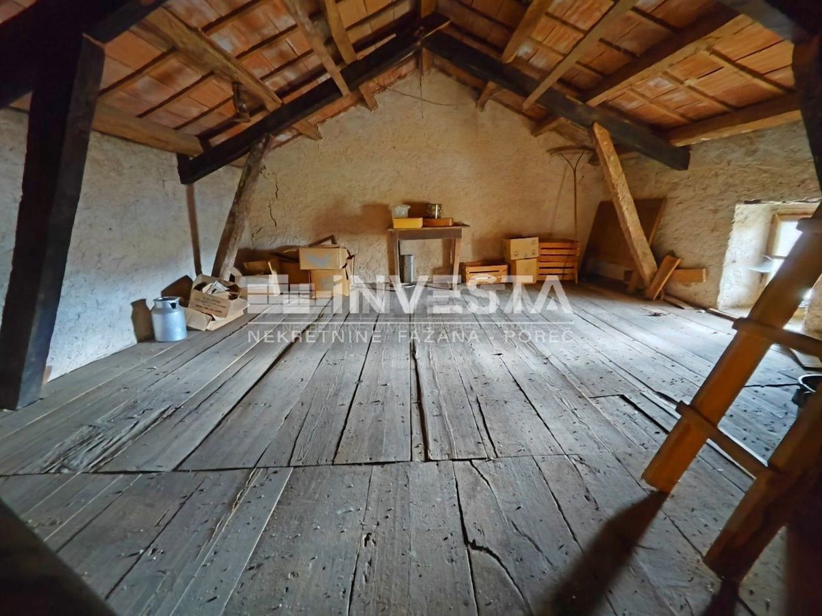 Okolica Žminja, stara istrska hiša s pomožnim objektom za adaptacijo