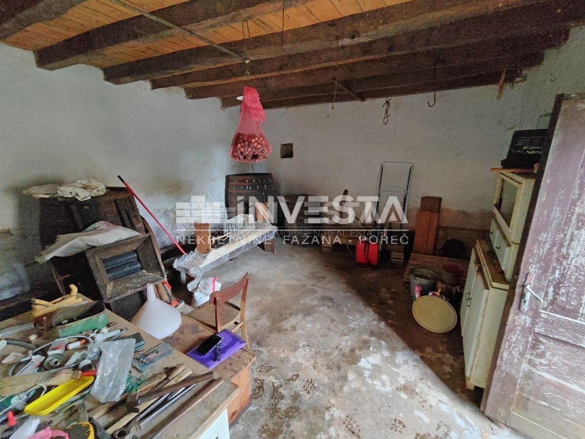 Okolica Žminja, stara istrska hiša s pomožnim objektom za adaptacijo