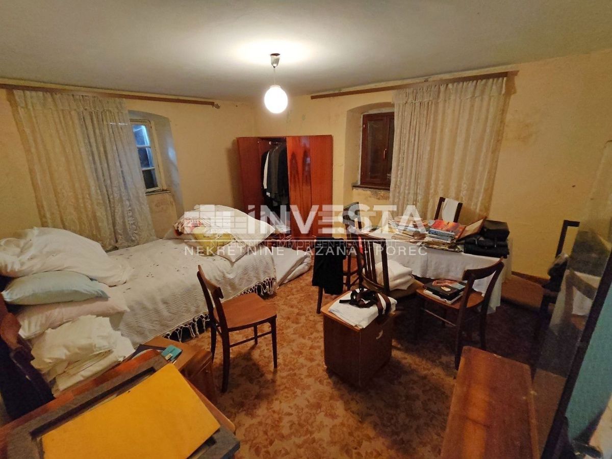 Okolica Žminja, stara istrska hiša s pomožnim objektom za adaptacijo