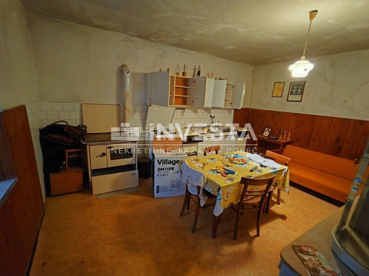 Okolica Žminja, stara istrska hiša s pomožnim objektom za adaptacijo