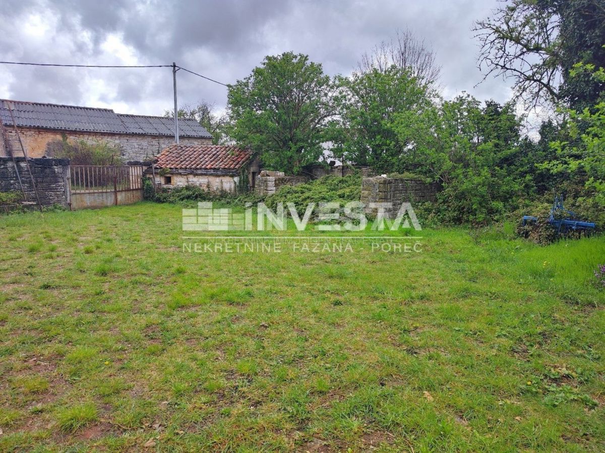 Okolica Žminja, stara istrska hiša s pomožnim objektom za adaptacijo