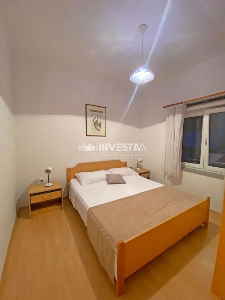 Fažana, Apartmajska hiša s 5 stanovanjskimi enotami, 600m od plaže