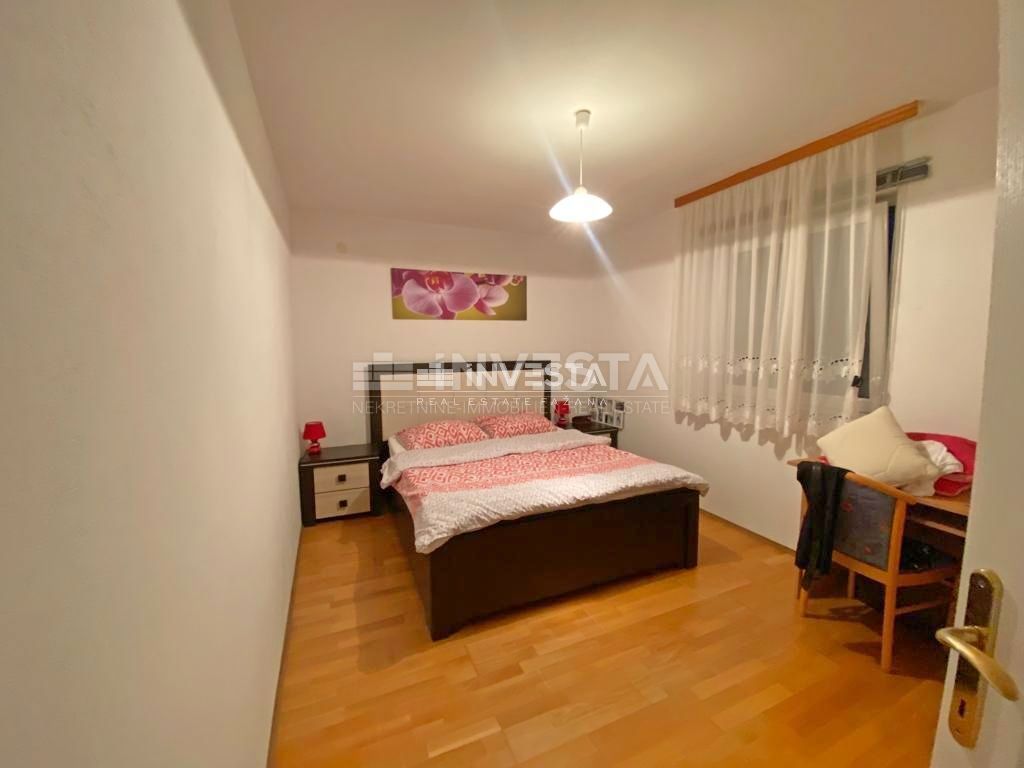 Fažana, Apartmajska hiša s 5 stanovanjskimi enotami, 600m od plaže