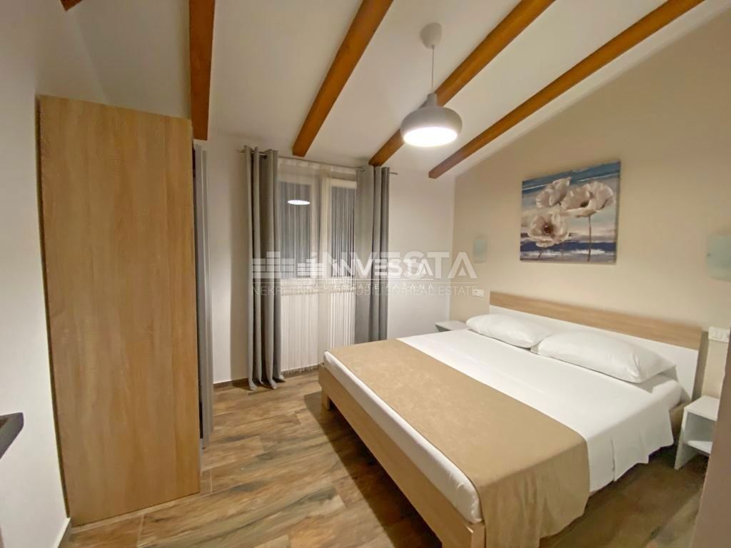 Fažana, Apartmajska hiša s 5 stanovanjskimi enotami, 600m od plaže