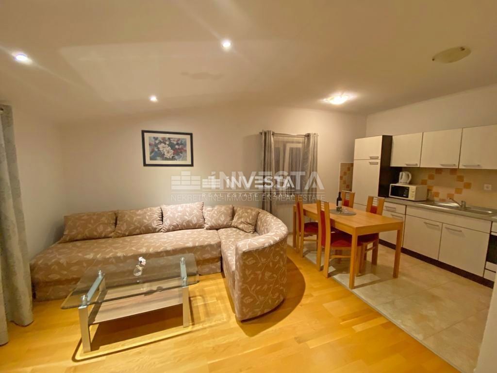 Fažana, Apartmajska hiša s 5 stanovanjskimi enotami, 600m od plaže