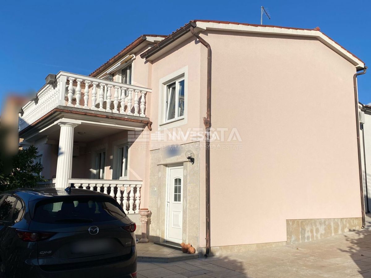 Fažana, Apartmajska hiša s 5 stanovanjskimi enotami, 600m od plaže